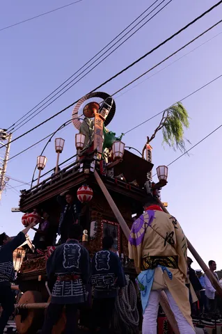 夕暮れの祭車と灯籠