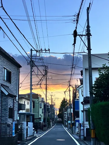 夕暮れの路地が描く静かな風景