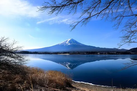 静寂の湖に映る冬富士