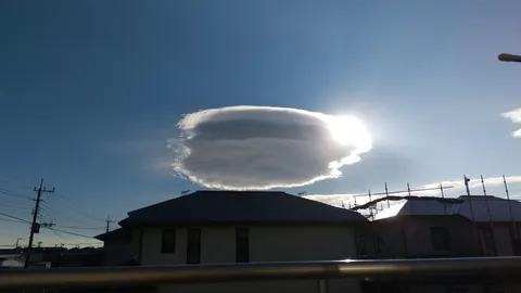 光と雲の境界線を越える影