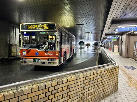 地下バス乗り場の日常