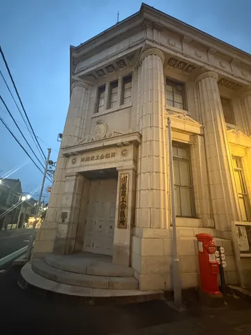 石造りの街角に灯る影