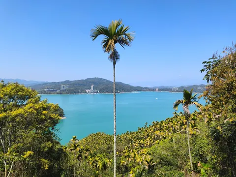 青い湖と緑のパノラマ