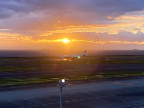 夕焼け空と滑走路、旅立ちの予感