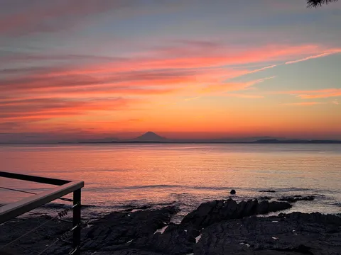 夕焼けの富士山、海辺のコントラスト