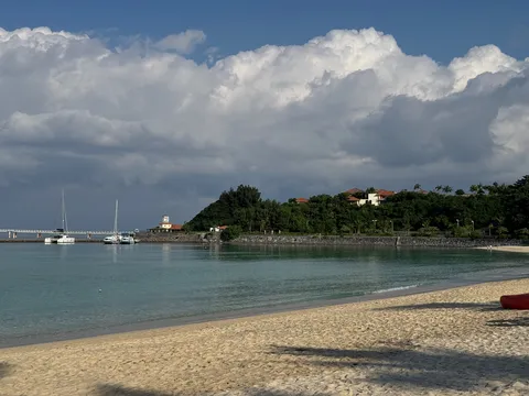 雲と海と砂浜、南国の休日