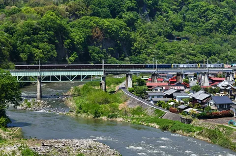 緑と鉄路の橋風景