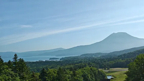 広がる碧の森と湖畔の絶景