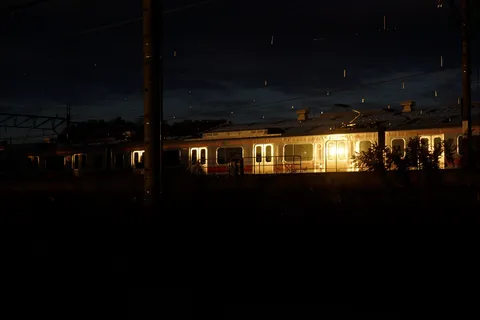 闇夜に浮かぶ列車のきらめき