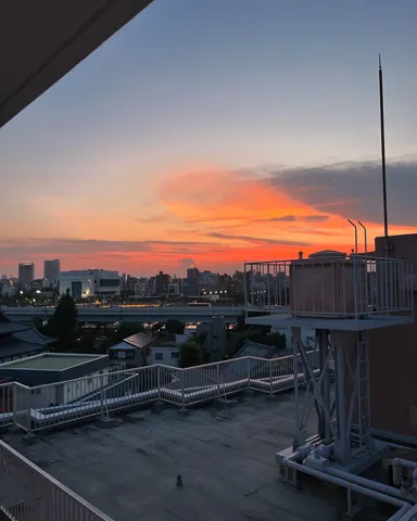 茜色の空と都市のシルエット