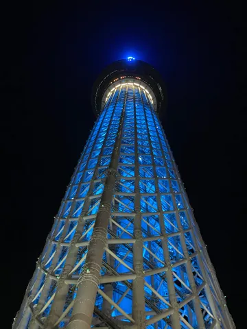 夜空に輝く青い光の塔