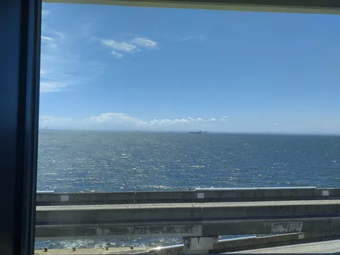空と海、遠くの船の風景