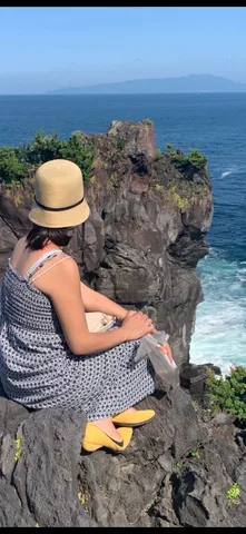 紺碧の海と岩肌、黄色のアクセント