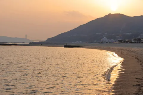 夕暮れの静かな海辺