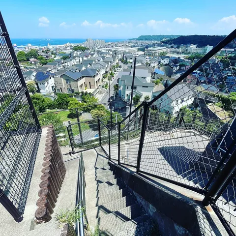 階段の向こうに広がる夏景色