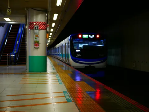 地下鉄の静寂と光の対話