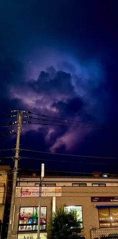 夜の青い雲と電線のリズム