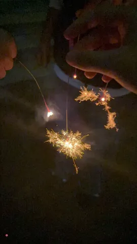 夜の静けさに舞う雪花火