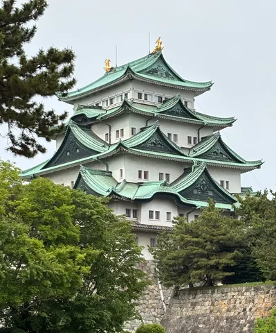 緑の屋根が鮮やかな古城の姿
