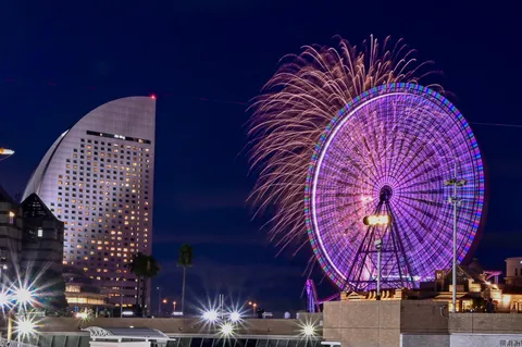 輝く観覧車と夜空の華