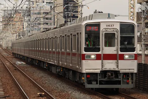 試運転中の新顔、都会を駆け抜ける
