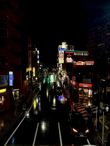 雨音とネオン、都会の夜景