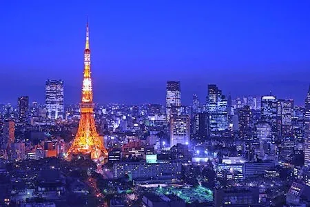 青い夜に灯るタワー