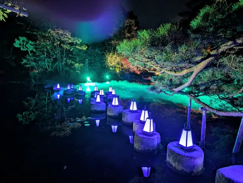 水面に浮かぶ光の行列