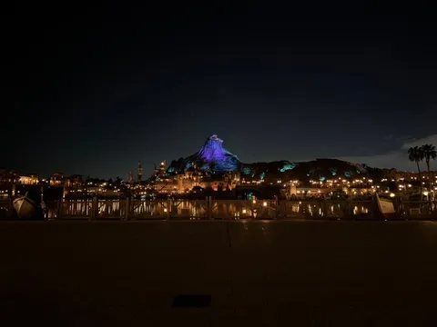 夜景に浮かぶ異国の街並み