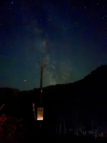 星瞬く闇夜と静かな電柱