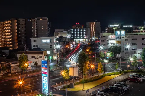 夜の街に流れる光の帯
