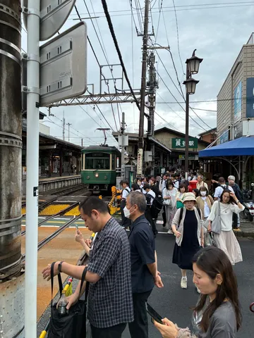 街角の電車待ち、それぞれのスマホ