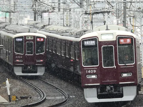 雨粒が舞う、複線を行く列車の旅