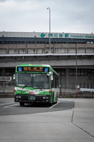駅を背に、緑のバス