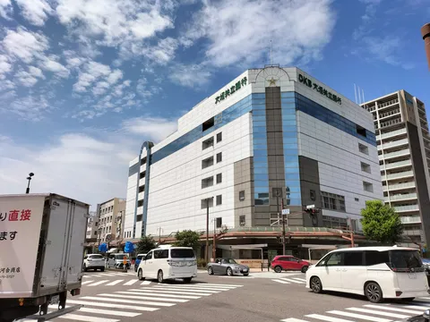 都会の空と大都会のビル