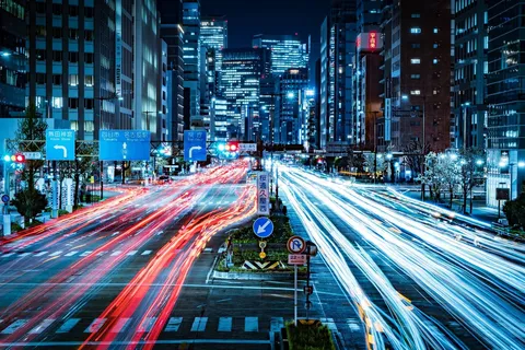 夜を駆ける光の交差点