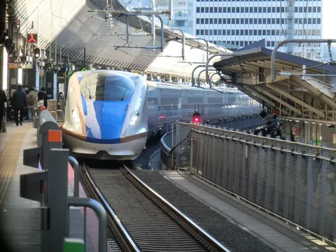 白い弾丸、駅へ