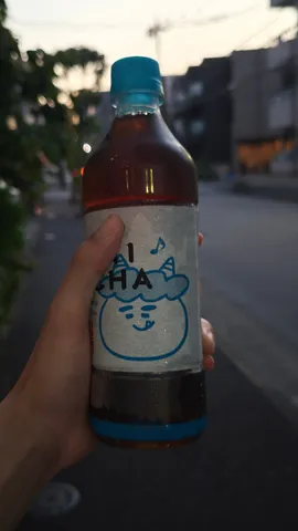 夕暮れ時のユニークなボトル