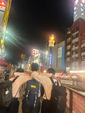 夜の道で繋ぐ三つの背中