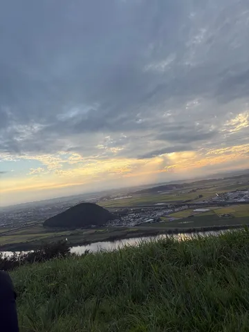 夕暮れの丘と水辺の記憶