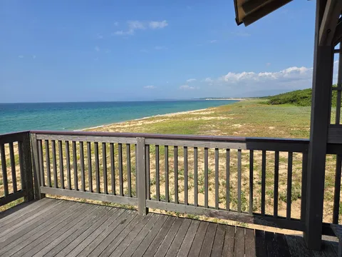 青い海と空、ウッドデッキの休日