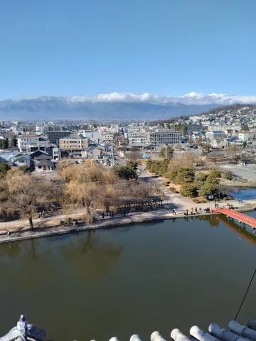 水面に映る空と街並み、遠くの山並み