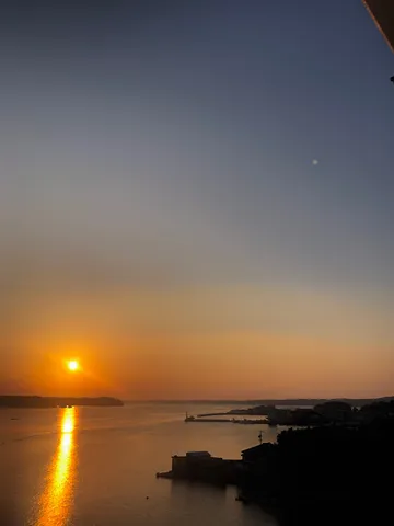 夕陽に染まる水面の光跡