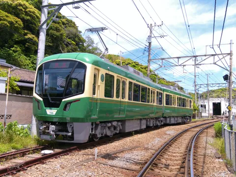 緑とクリームのレトロ列車