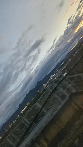 夕暮れの岸辺と鉄の道