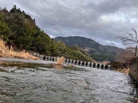 静かな水辺のせせらぎと山々