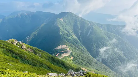 緑萌える稜線に佇む山小屋