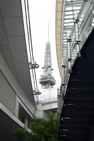 都市の隙間にそびえる塔