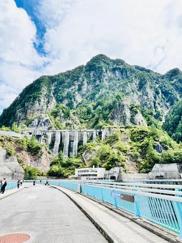 山に見守られる水色の道