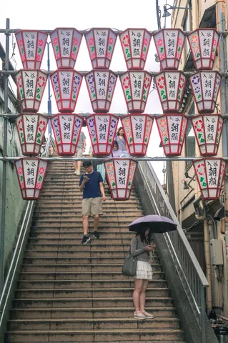 提灯見守る坂道のスマホ事情